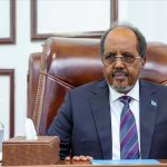 رئيس الصومال يوقع النسخة الجديدة من الدستور بعدما ظل معلقا لسنوات رئيس الصومال يوقع النسخة الجديدة من الدستور بعدما ظل معلقا لسنوات