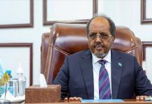 رئيس الصومال يوقع النسخة الجديدة من الدستور بعدما ظل معلقا لسنوات رئيس الصومال يوقع النسخة الجديدة من الدستور بعدما ظل معلقا لسنوات