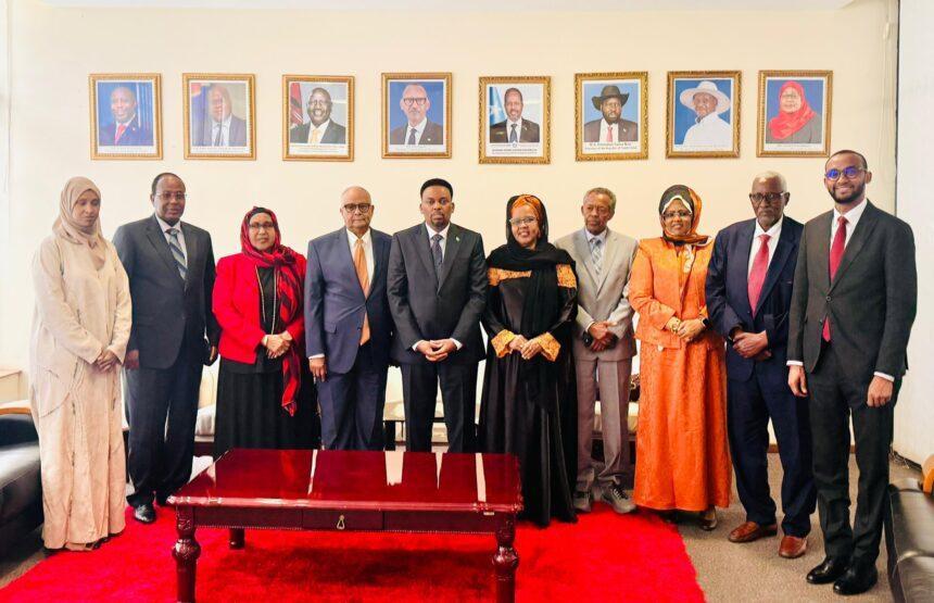 نواب الصومال في برلمان شرق أفريقيا يؤدون اليمين الدستورية نواب الصومال في برلمان شرق أفريقيا يؤدون اليمين الدستورية