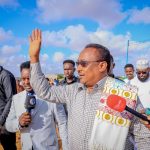 محافظ بنادر يطالب شركات الطرق بتحمل الأضرار محافظ بنادر يطالب شركات الطرق بتحمل الأضرار