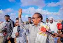 محافظ بنادر يطالب شركات الطرق بتحمل الأضرار محافظ بنادر يطالب شركات الطرق بتحمل الأضرار