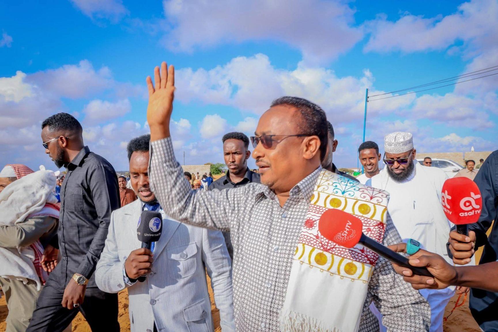 محافظ بنادر يطالب شركات الطرق بتحمل الأضرار محافظ بنادر يطالب شركات الطرق بتحمل الأضرار