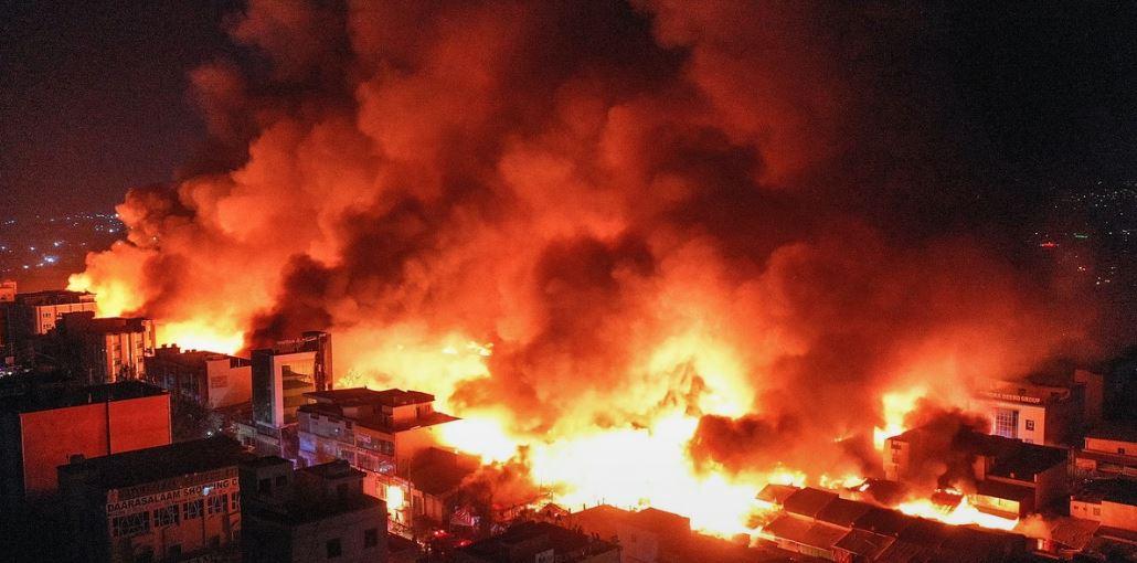 حريق هائل يأتي على مئات المحال التجارية