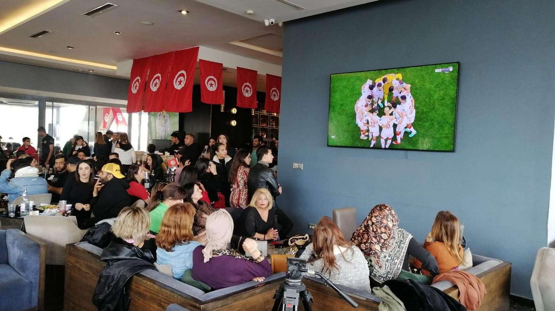 أجواء حماسية في المقاهي خلال مباراة منتخب تونس ضد نظيره الأسترالي
