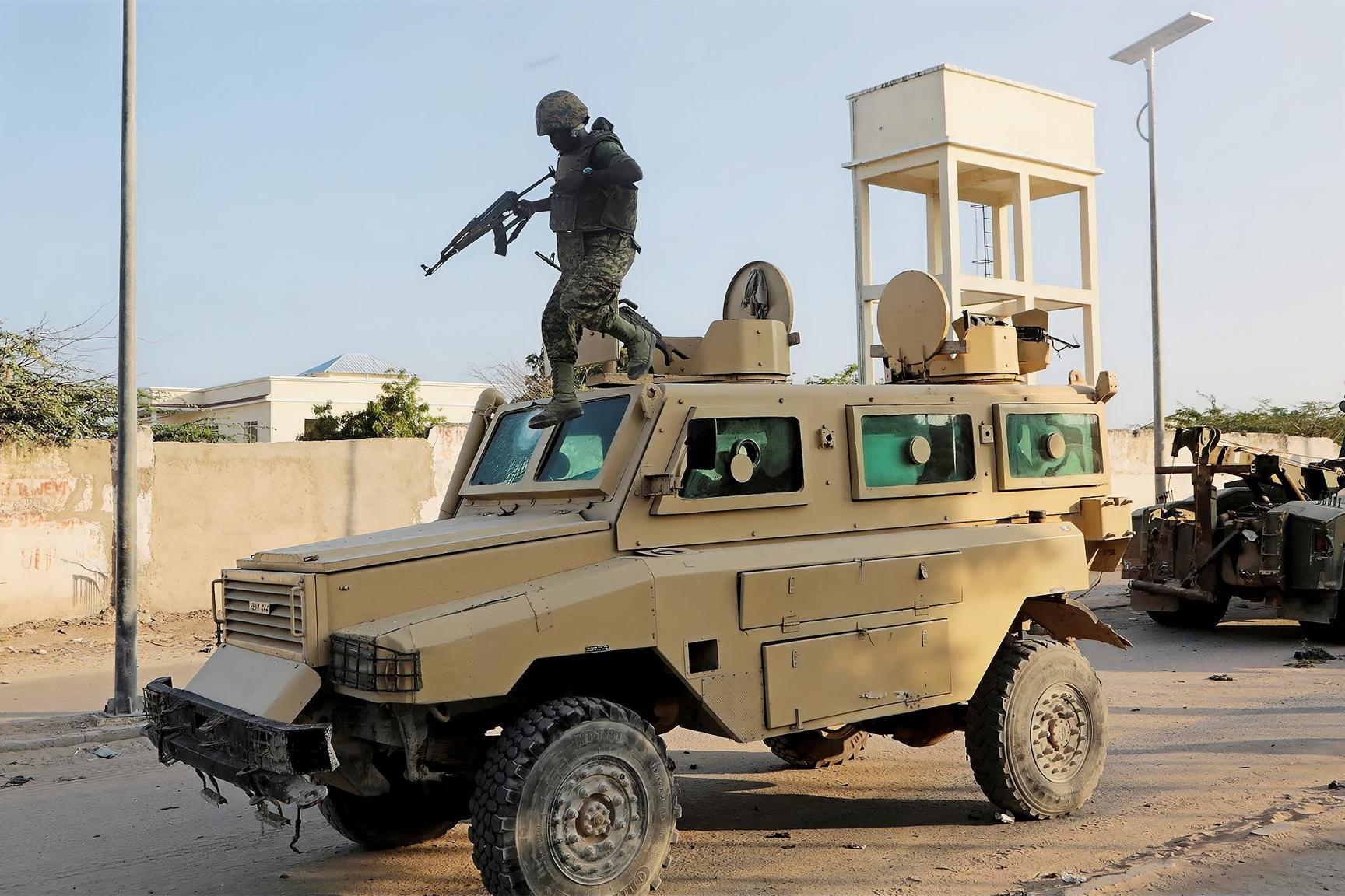 الرئيس الأوغندي يقرّ بمقتل 54 جنديا على يد حركة الشباب الصومالية