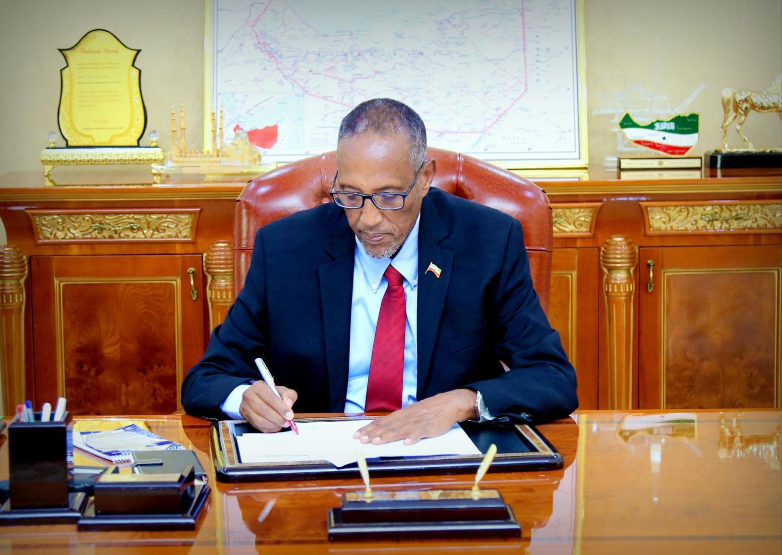 رئيس أرض الصومال يجري تعديلا وزاريا