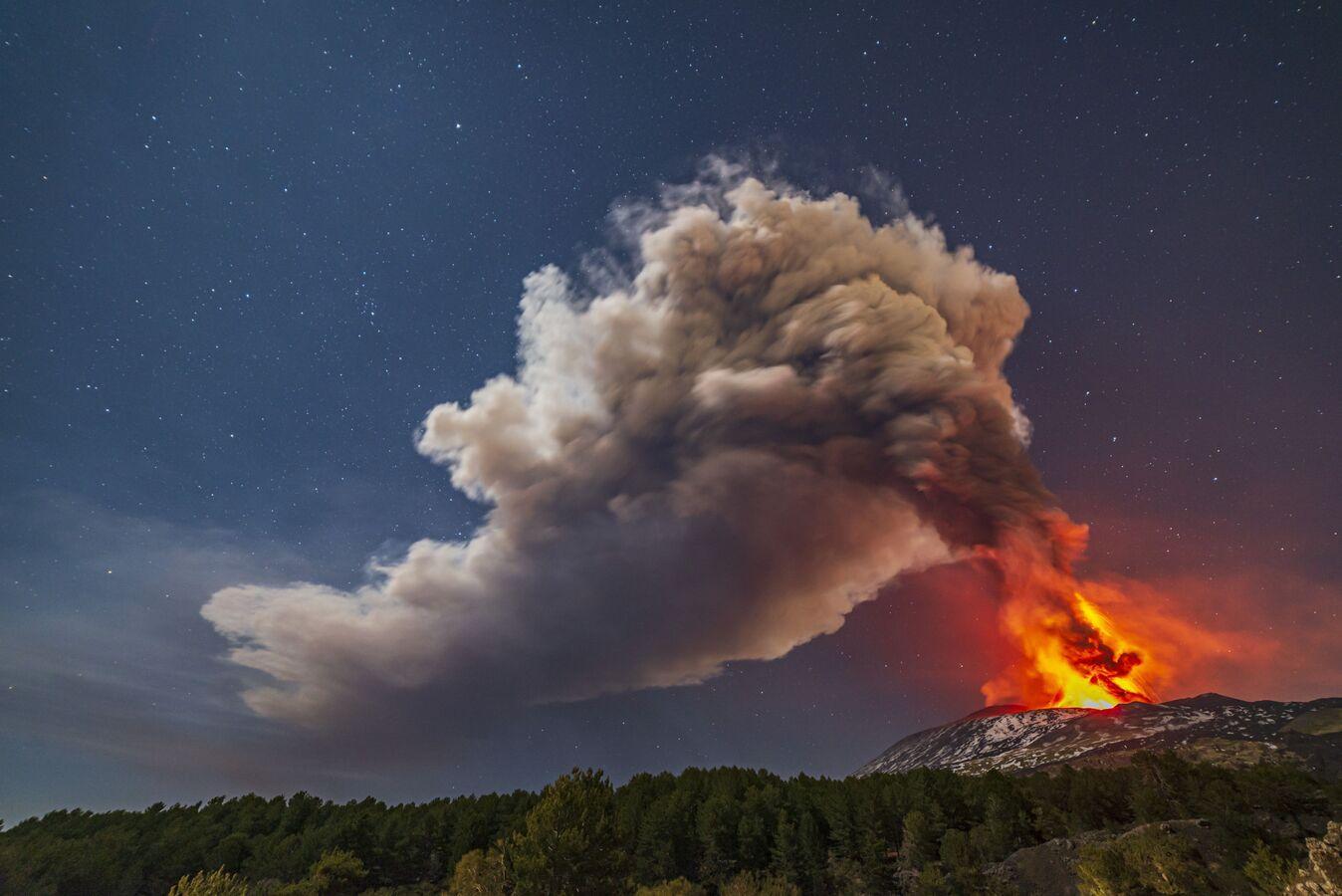 مشاهد توثق لحظة ثوران أكبر بركان نشط في أوروبا
