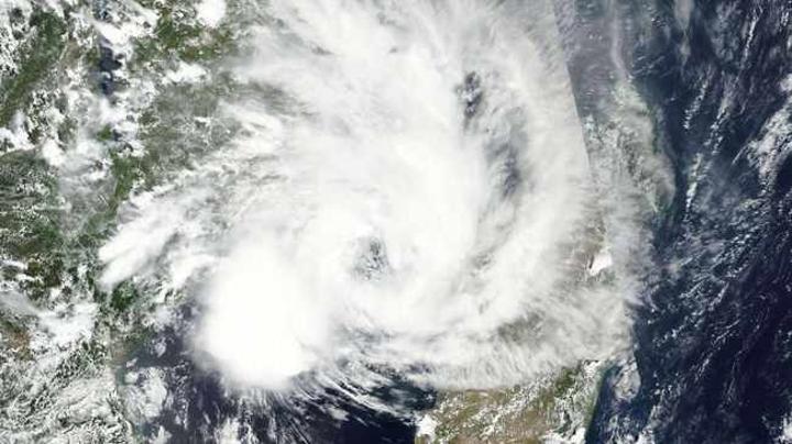 Cyclone Eloise storms in with gusting winds Cyclone Eloise storms in with gusting winds