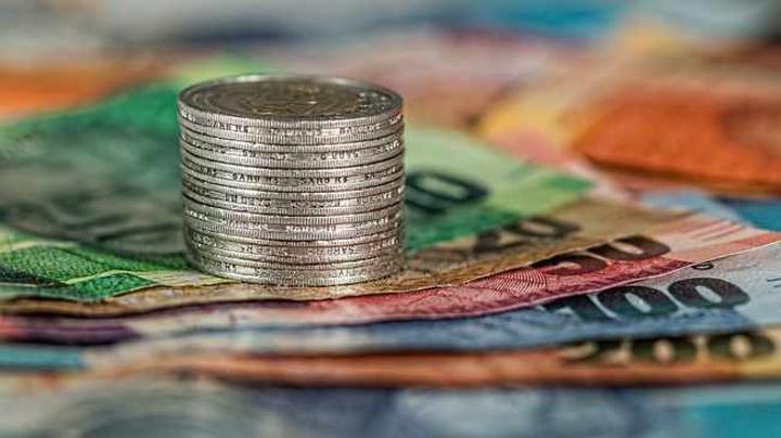 Rand extends gains as rating agencies maintain outlook Rand extends gains as rating agencies maintain outlook