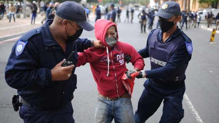 Over 1 200 arrests and 440 000 fines issued during Cape Town’s festive season Over 1 200 arrests and 440 000 fines issued during Cape Town’s festive season