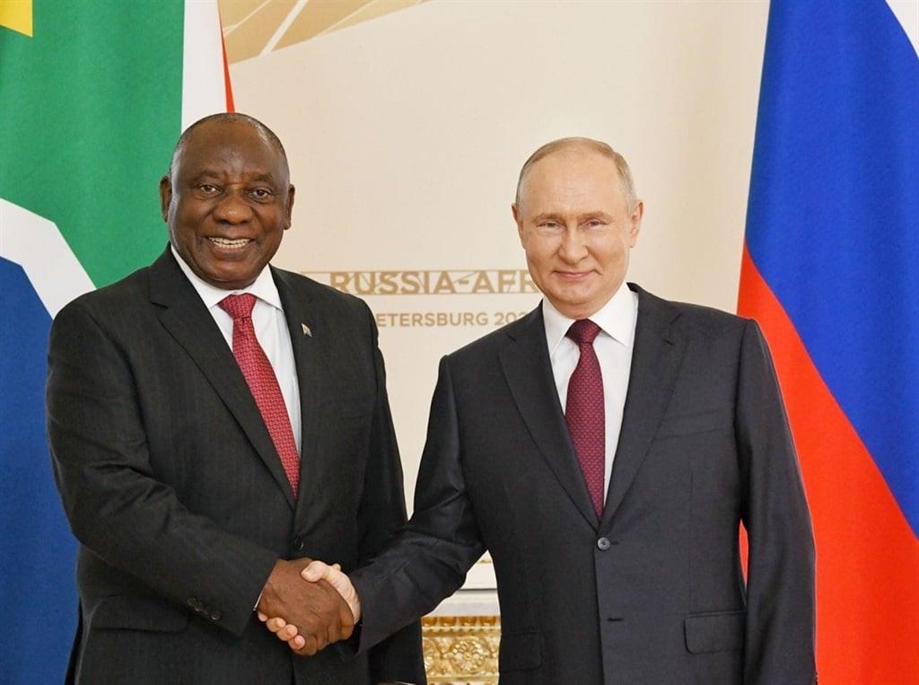 ‘We stand on the side of peace': Ramaphosa and Putin all smiles during ...