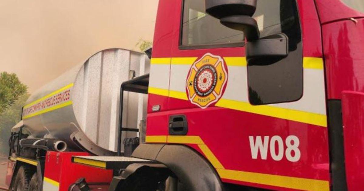 SANParks Deploys Crews to Fight Signal Hill Fire SANParks Deploys Crews to Fight Signal Hill Fire