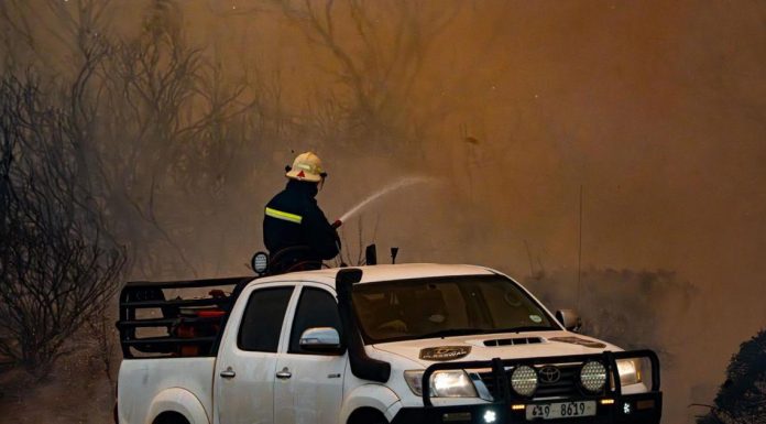 Crews Battle Dual Veld Fires in Western Cape Crews Battle Dual Veld Fires in Western Cape