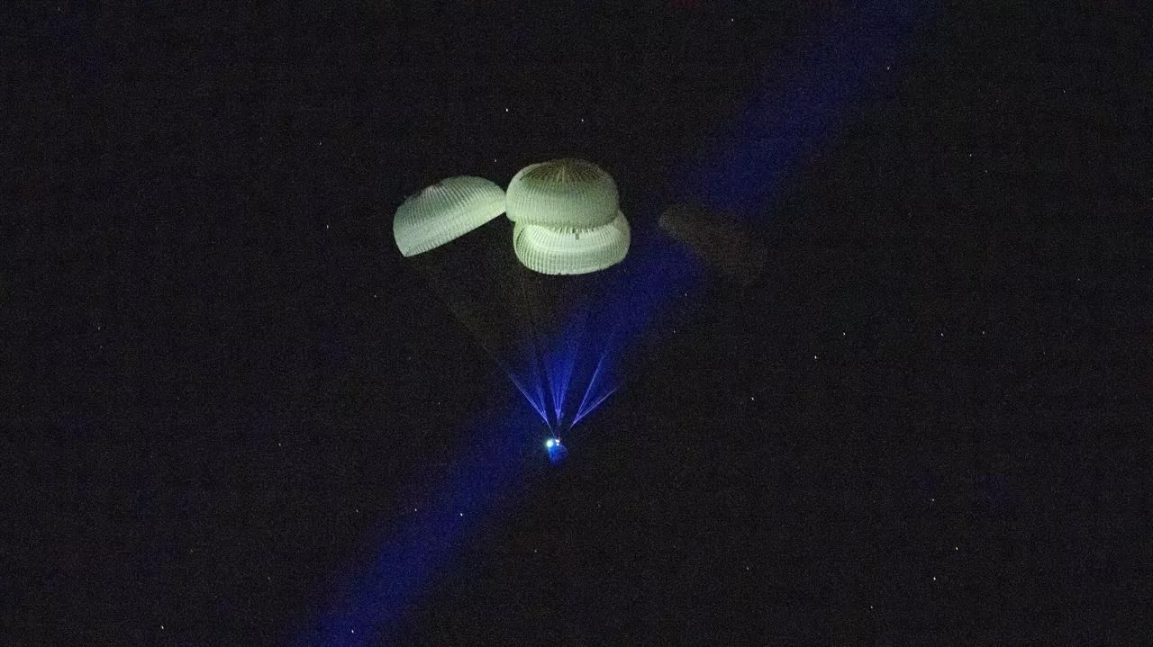 Dragon Spacecraft Carrying Roscosmos Cosmonaut Splashes Down Off Florida Coast Dragon Spacecraft Carrying Roscosmos Cosmonaut Splashes Down Off Florida Coast