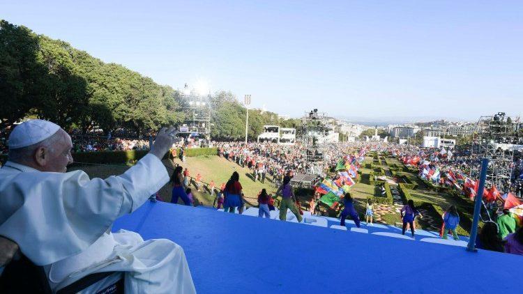 Half million youths give pope rock star welcome in Lisbon Half million youths give pope rock star welcome in Lisbon