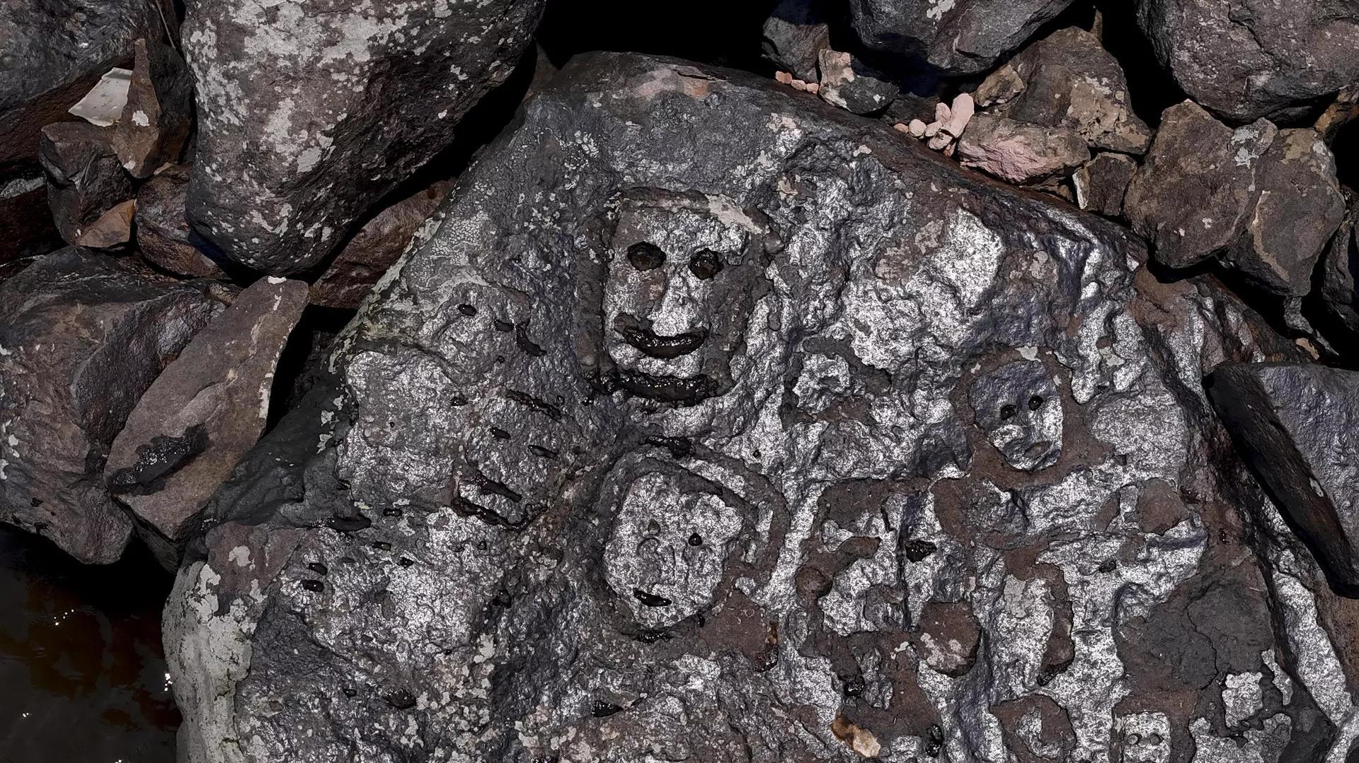 Ancient Rock Carvings Emerge in Brazil as Amazon Waters Hit Record Low Amid Drought Ancient Rock Carvings Emerge in Brazil as Amazon Waters Hit Record Low Amid Drought