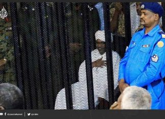 من داخل المحكمة.. وقف البشير لأول مرة متحدثاً مع أسرته عمر البشير