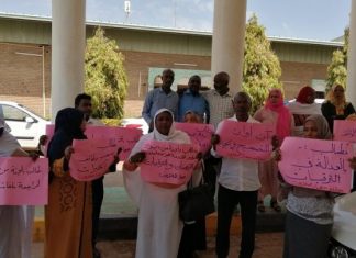 العاملمون بجهاز المغتربين يطالبون بسحب وظائف التمكين