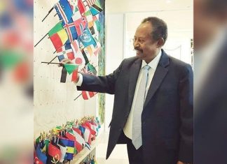 حمدوك يعد بإحلال السلام في زيارته الأولى لدارفور