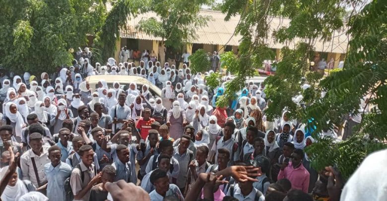 تظاهرات طلابية ووقفة إحتجاجية بالفاشر لإنعدام الخبز تظاهرات طلابية ووقفة إحتجاجية بالفاشر لإنعدام الخبز