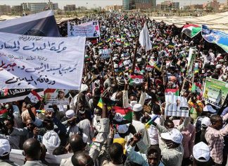 الآلاف يشاركون في احتفالات السلام في الخرطوم الآلاف يشاركون في احتفالات السلام في الخرطوم