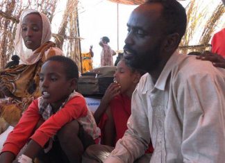 الحرب الاثيوبية تجمع سوداني بأسرته بمعسكر لاجئين بعد فراق 10 سنوات الحرب الاثيوبية تجمع سوداني بأسرته بمعسكر لاجئين بعد فراق 10 سنوات