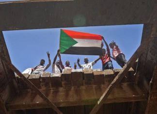 الكوادر الطبية بالذرة تنفذ وقفة احتجاجية أمام مستشفى الخرطوم الكوادر الطبية بالذرة تنفذ وقفة احتجاجية أمام مستشفى الخرطوم