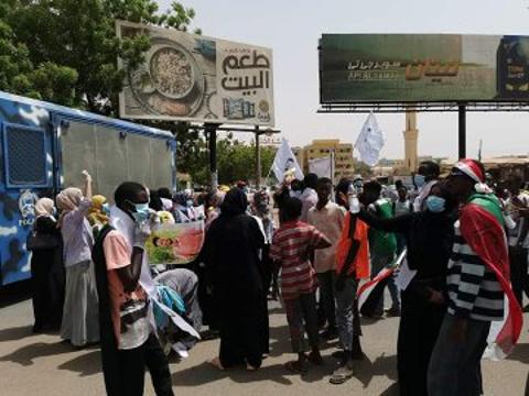 تطورات جديدة في بمحاكمة مقتل الشهيد حنفي عبد الشكور..شهود دفاع يتحدثون عن تواجد المتهم خارج الخرطوم يوم الجريمة تطورات جديدة في بمحاكمة مقتل الشهيد حنفي عبد الشكور..شهود دفاع يتحدثون عن تواجد المتهم خارج الخرطوم يوم الجريمة