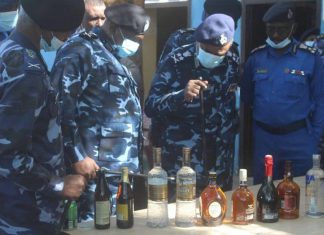 ضبط حاويتين معبأتين بخمور مهربة والقبض على 15 متهمًا ضبط حاويتين معبأتين بخمور مهربة والقبض على 15 متهمًا