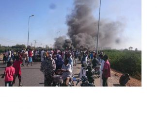 الثوار يغلقون كبري عطبرة الجديد الثوار يغلقون كبري عطبرة الجديد