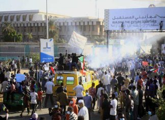 الثوار يحتشدون أمام المجلس التشريعي إحياء للذكرى الثانية لثورة ديسمبر الثوار يحتشدون أمام المجلس التشريعي إحياء للذكرى الثانية لثورة ديسمبر