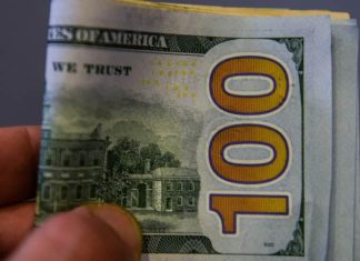 سعر الدولار يصدم السودانيين وينفلت في السوق السوداء سعر الدولار يصدم السودانيين وينفلت في السوق السوداء