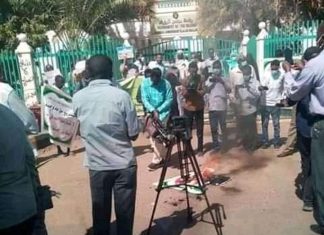 متظاهرون سودانيون يحرقون العلم الاسرائيلي رفضا للتطبيع متظاهرون سودانيون يحرقون العلم الاسرائيلي رفضا للتطبيع