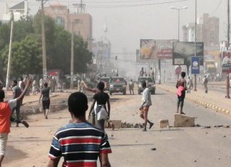 مصابو وأسر شهداء ثورة ديسمبر ينفذون اعتصاماً جزئياً بالتأمين الصحي الخرطوم مصابو وأسر شهداء ثورة ديسمبر ينفذون اعتصاماً جزئياً بالتأمين الصحي الخرطوم