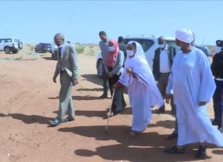 عائشة موسى تقف على”المساحة المخصّصة” لدفن الموتى مجهوليّ الهويّة عائشة موسى تقف على”المساحة المخصّصة” لدفن الموتى مجهوليّ الهويّة