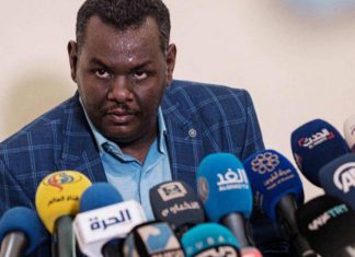 مدني يوجه بطرد صحفيين من مؤتمر غرف الصناعات الغذائية مدني يوجه بطرد صحفيين من مؤتمر غرف الصناعات الغذائية