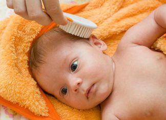 5 حلول للتخلص من قشرة رأس الرضع 5 حلول للتخلص من قشرة رأس الرضع