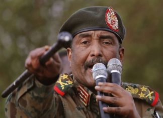 البرهان يلوّح بتجاوز القوى السياسية وتشكيل حكومة طوارئ