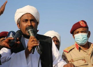 محمد الفكي يخاطب المعتصمين بساحة حي النسيم بمدينة الجنينة محمد الفكي يخاطب المعتصمين بساحة حي النسيم بمدينة الجنينة