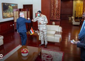 حميدتي يكشف تفاصيل مباحثاته مع مبعوث الاتحاد الأوروبي حميدتي يكشف تفاصيل مباحثاته مع مبعوث الاتحاد الأوروبي