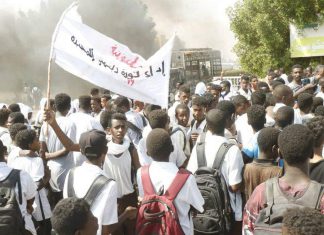 مظاهرات طلابية في بورتسودان إحتجاجًا على أزمة الخبز مظاهرات طلابية في بورتسودان إحتجاجًا على أزمة الخبز