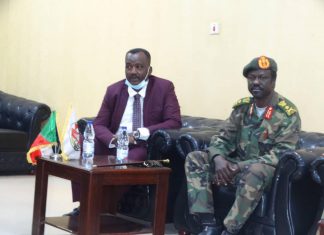 عربي يلتقي القائد حقار ويتفقد نقاط إرتكاز القوات المشتركة عربي يلتقي القائد حقار ويتفقد نقاط إرتكاز القوات المشتركة