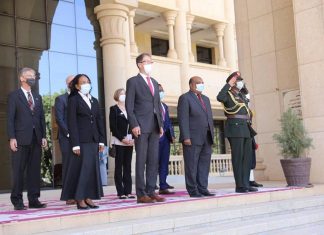 البرهان يتسلّم أوراق اعتماد سفراء 3 دول البرهان يتسلّم أوراق اعتماد سفراء 3 دول