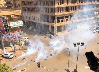 إطلاق الغاز المسيل للدموع على متظاهرين في الخرطوم إطلاق الغاز المسيل للدموع على متظاهرين في الخرطوم