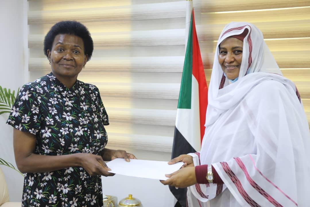 وزيرة الخارجية تتسلم نسخة من اوراق اعتماد سفيرةً جنوب افريقيا وزيرة الخارجية تتسلم نسخة من اوراق اعتماد سفيرةً جنوب افريقيا