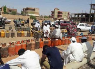 لجان المقاومة تكشف عن بيع اسطوانات الغاز بالسوق اسود داخل مصفاة الجيلي لجان المقاومة تكشف عن بيع اسطوانات الغاز بالسوق اسود داخل مصفاة الجيلي