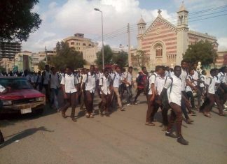 تظاهرات طلابية في الأبيض بسبب انقطاع المياه تظاهرات طلابية في الأبيض بسبب انقطاع المياه