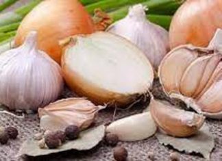 هكذا يمكنك التخلص من رائحة الثوم والبصل! هكذا يمكنك التخلص من رائحة الثوم والبصل!
