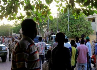 مفصولو البنك السعودي السوداني ينفذون وقفة احتجاجية أمام بنك السودان مفصولو البنك السعودي السوداني ينفذون وقفة احتجاجية أمام بنك السودان