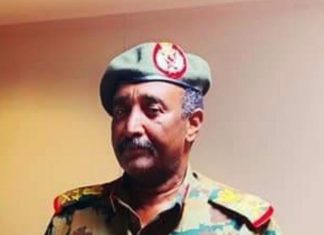 البرهان يوجه بحفر خندق حول مدينة الجنينة واخراج منسوبي الحركات المسلحة خارج المدينة البرهان يوجه بحفر خندق حول مدينة الجنينة واخراج منسوبي الحركات المسلحة خارج المدينة